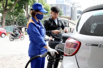 Giá xăng điều chỉnh mới nhất: Tăng lần 3 liên tiếp, chia buồn cho các bác tài quên đổ đầy bình, giờ hối không kịp