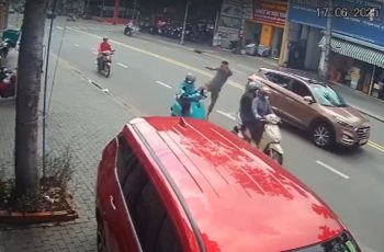 Dừng xe giữa đường đạp lái xe VinFast ngã lăn, tài xế ô tô lập tức phải trả giá