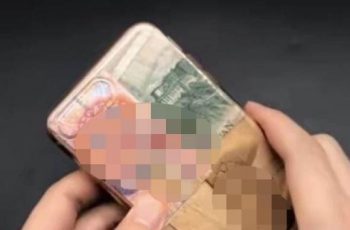 Tại sao nên để một khoản tiền đằng sau vỏ điện thoại? Nhiều người chưa bao giờ hiểu