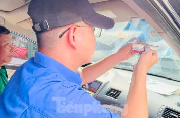 Đề xuất bỏ dán tem thu phí đường bộ trên ô tô