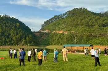 Đi xe bán tải vào lòng hồ cạn, vợ chồng tài xế bị đuối nước tử vong
