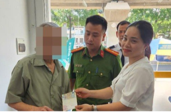 Cụ ông 79 tuổi Hà Nội đến ngân hàng tất toán sổ tiết kiệm 250 triệu đồng nhưng nhận lại 0 đồng