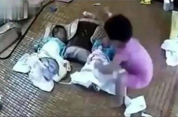 Mẹ trẻ vội đi vệ sinh, để con gái 5 tuổi trông cặp sinh đôi mới đầy tháng và bi kịch đã xảy ra ngay sau đó