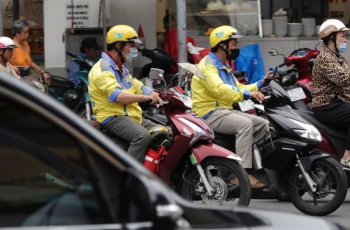 Hàng loạt shipper, tài xế công nghệ chạy xe xăng sắp thất nghiệp thật rồi!