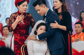 Cô dâu đang phát biểu bỗng ng;/ất xỉu ngay giữa lễ cưới khi nhìn thấy vết bớt son trên tay mẹ chú rể, thật không ngờ đây chính là người phụ nữ năm xưa đã…