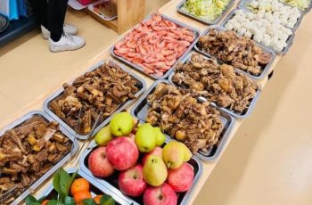 Cô giáo chụp ảnh cơm trưa ở trường mẫu giáo gửi vào nhóm lớp, hội phụ huynh kéo nhau đến trường đòi gặp hiệu trưởng