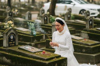 Người phụ nữ đi thăm m:ộ chồng trước ngày đi bước nữa, vừa mới thắp được nén nh:ang thì thấy mộ tự bốc cháy ngùn ngụt và rồi sáng hôm sau đúng lúc đón dâu thì…