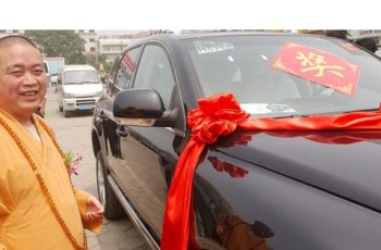 Choáng với độ giàu có của trụ trì Thiếu Lâm Tự: Cà sa dát vàng, 15 siêu xe