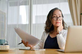 Nhờ mẹ chồng lên trông cháu, mỗi tháng tôi phải trả công bà 11 triệu đồng/tháng trong suốt 6 năm trời. Ngày về bà dúi vào tay tôi cái bọc, mở ra tôi ngã ngửa với số tiền gần 1 tỷ bên trong