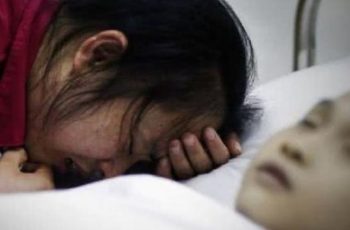 Mẹ ơi có gì đó cựa quậy trong bụng con’, 2 tuần sau bé trai 3 tuổi xa cha mẹ vĩnh viễn