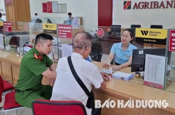 Có 3 sổ tiết kiệm, cụ ông 79 tuổi chỉ rút 1 quyển để chuyển khoản 200 triệu đồng: Nhân viên Agribank nhận giao dịch, rồi báo công an