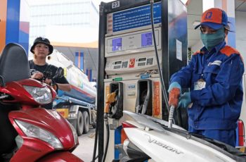 CẬP NHẬT giá xăng dầu: dân tình ‘mừng rỡ’ khi xăng GIẢM SỐC từ chiều mai?