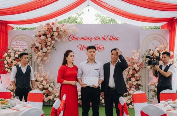 Con trai đỗ ĐH top đầu, bố mẹ làm 90 mâm cỗ mời cả làng nhưng không một ai đến