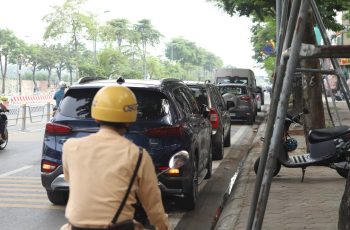 Bị phạt vì dừng, đỗ sai trên đường phân làn cứng, tài xế nói “không thấy biển cấm”