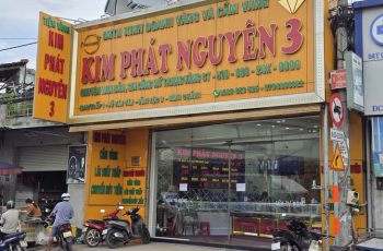 Vụ cướp tiệm vàng ở TP.HCM: Nghi phạm bị bắt, camera ghi lại toàn bộ cảnh cầm nhẫn vàng bỏ chạy, kéo lê nữ nhân viên