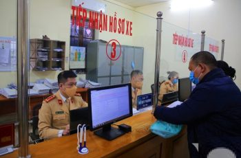Trước 31/12/2025: Ai không đi đổi đăng ký xe sang mẫu mới, bị CSGT phạt 8 triệu đồng, đúng không?