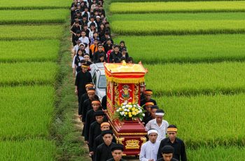 Cụ bà trong làng qua đời ở tuổi 100, tang lễ làm gấp trong đêm vì trùng với lịch cưới cháu, nào ngờ đến lúc đưa ra đồng, xe tang khựng lại không thể nổ máy, cả gia đình xuống kiểm tra thì mới tá hỏa…