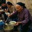 Bà lão chỉ bán 100 bát mì mỗi ngày và sự thật rùng mình phía sau bếp