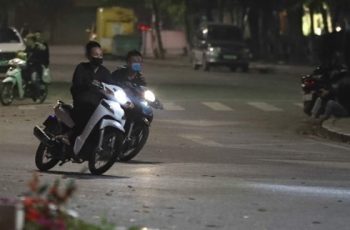 Quệt chân chống xe máy xuống đường sẽ bị phạt 10 triệu đồng
