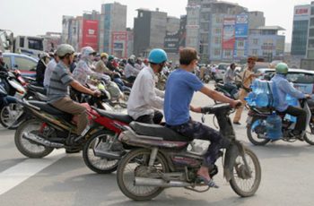 Từ 2025, dừng đèn đỏ chắn lối rẽ phải bị phạt 22 triệu đồng
