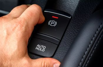 Kéo phanh tay điện tử liệu có an toàn hơn phanh tay cơ khi xảy ra sự cố? Chuyên gia đưa ra câu trả lời