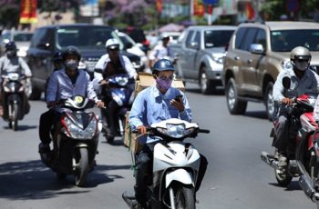 TỪ NAY: Chưa cần sử dụng mà chỉ cần cầm điện thoại khi lái xe cũng bị phạt nặng