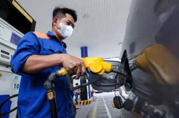 Giá xăng dầu ĐỒNG LOẠT GIẢM mạnh, về mức thấp nhất trong vòng 2 tháng qua