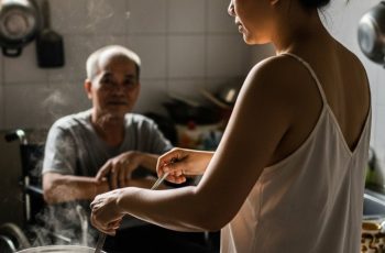 Có lẽ, người đàn ông nằm bên tôi không đơn giản là một bệnh nhân liệt giường
