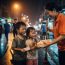 Chị Lan, công nhân vệ sinh môi trường, vừa kết thúc ca làm, vai mỏi nhừ, đẩy chiếc xe rác nặng trĩu về điểm tập kết