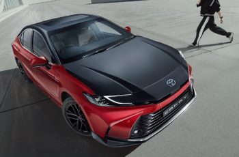 Toyota chính thức ra mắt Camry phiên bản đặc biệt đẹp long lanh: Khách hàng đổ xô săn đón vì giá mềm