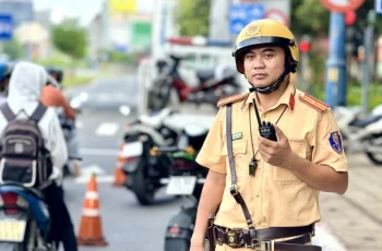 CSGT TP.HCM phạt hơn 1.500 người cầm, sử dụng điện thoại khi lái xe