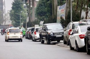 Ô tô đỗ kiểu “ghếch chân” lên vỉa hè bị xử ph:ạt như thế nào?