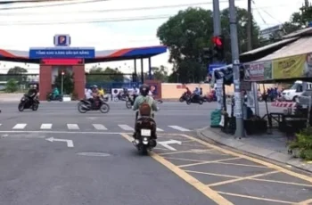 Vạch mắt võng ở làn rẽ phải, có đèn đỏ – được phép đi hay phải dừng lại?