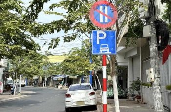 Khi đỗ ô tô mà gặp biển báo này thì nên nhớ đỗ nửa thân xe lên vỉa hè để không bị phạt đi tong tháng lương