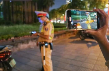 Từ năm 2025, tài xế dừng đỗ xe ô tô cách vỉa hè quá 25cm có thể bị phạt lên đến 22 triệu