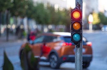 Mức phạt mới nhất về lỗi quay đầu xe khi đèn đỏ 2025: Nặng hơn trước đây
