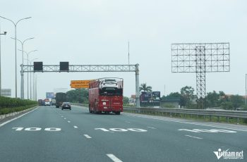 Bất ngờ với tốc độ tối đa được sơn thẳng lên mặt đường cao tốc, tài xế nói gì?