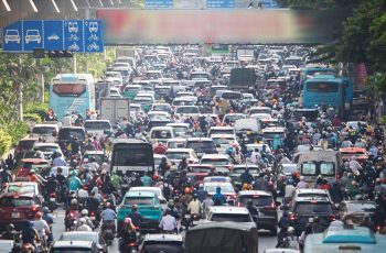Cảnh sát giao thông muốn thu hẹp làn đường ôtô ở nội đô: buộc xe đi theo hàng, tránh dàn hàng ngang
