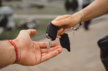 3 loại giấy tờ cần mang khi mượn xe máy của người thân, quên không mang thì mất tong tháng lương