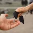 3 loại giấy tờ cần mang khi mượn xe máy của người thân, quên không mang thì mất tong tháng lương