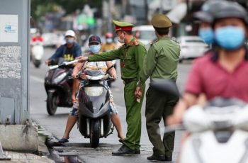 Công an xã sẽ tạm giữ bản giấy giấy phép lái xe của người dân trong trường hợp nào?