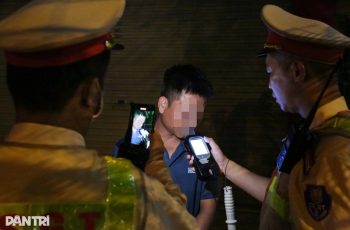 Khi dừng xe để kiểm soát, CSGT phải sử dụng camera ghi lại sự việc