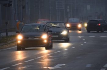 Khung thời gian bắt buộc bật đèn xe để không bị phạt: Có thay đổi so với trước kia