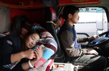 Tại sao các tài xế xe tải đường dài luôn thích mang theo một người phụ nữ? Họ làm gì trên xe?