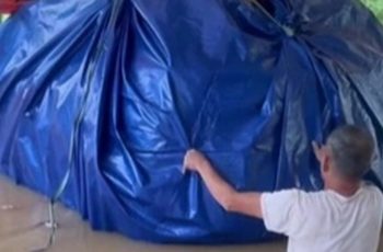 Nhiều chủ xe bày nhau dùng bạt để chống ngập ô tô, chi phí rẻ mà hiệu quả