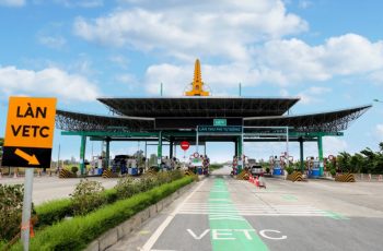 Miễn phí qua trạm thu phí cho các xe chở hàng cứu trợ bão lũ