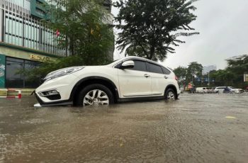 Đi qua đường ngập, xe số tự động dễ hỏng hơn xe số sàn