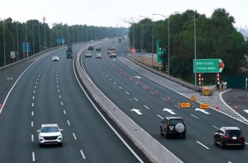 Bật đèn xi-nhan thế nào trước khi điều khiển ô tô rẽ, chuyển làn để không bị phạt: Cao tốc và khu dân cư yêu cầu khác nhau