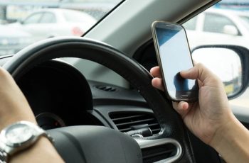 Dùng điện thoại khi đang dừng xe chờ đèn đỏ có bị phạt không?
