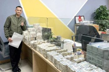 Lạng Sơn: Người đàn ông mang thùng tiền hơn 10kg mua ô tô, nhân viên đếm mỏi tay 3 giờ mới xong